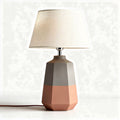 Lampe de table en céramique aux teintes grises et terracota avec abat-jour en lin 20 x 20 x 40cm